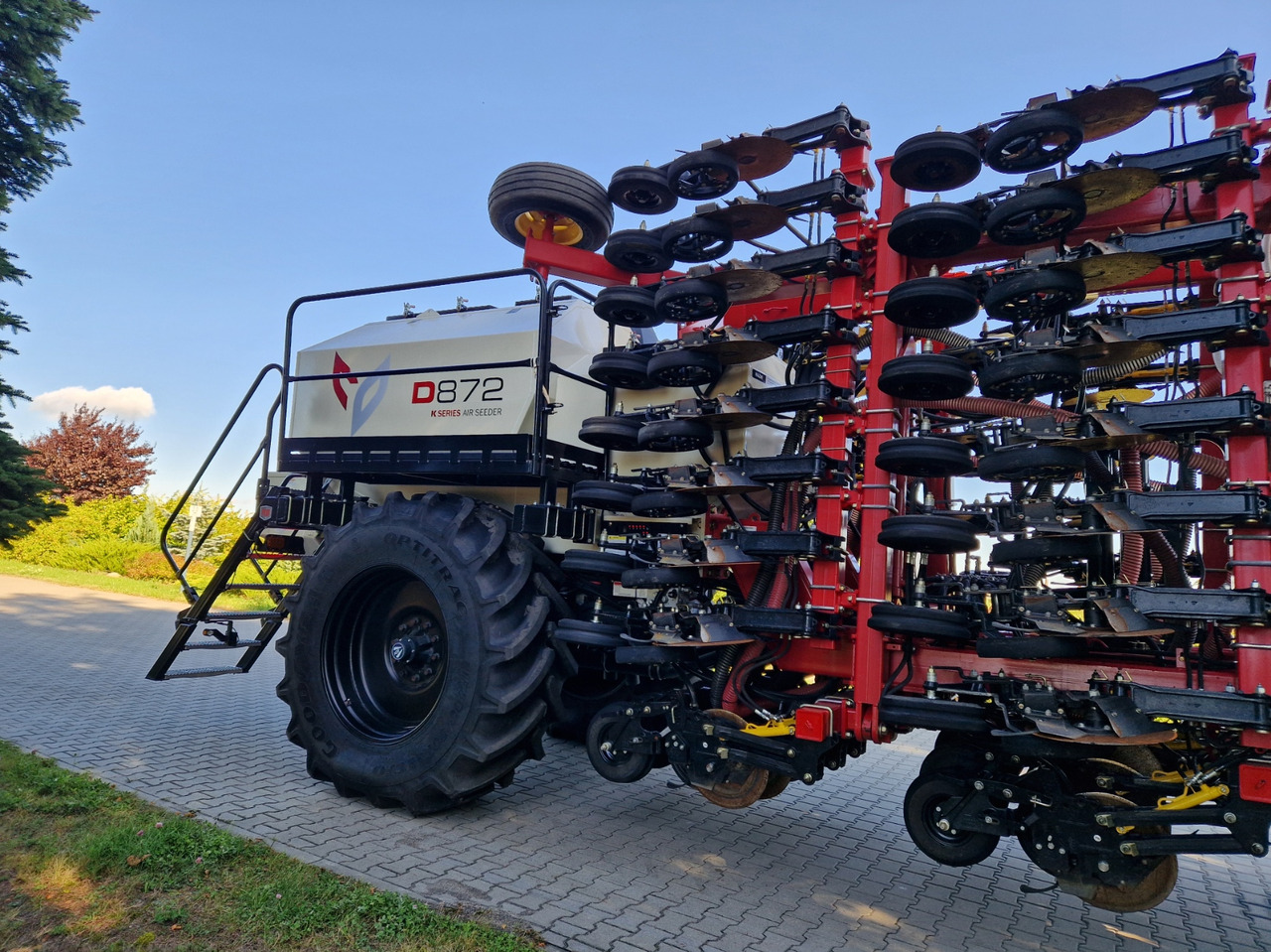 Bourgault CD 872-8 - Szemenkénti vetőgép: 5 kép. Bourgault CD 872-8 - Szemenkénti vetőgép: 5 kép.