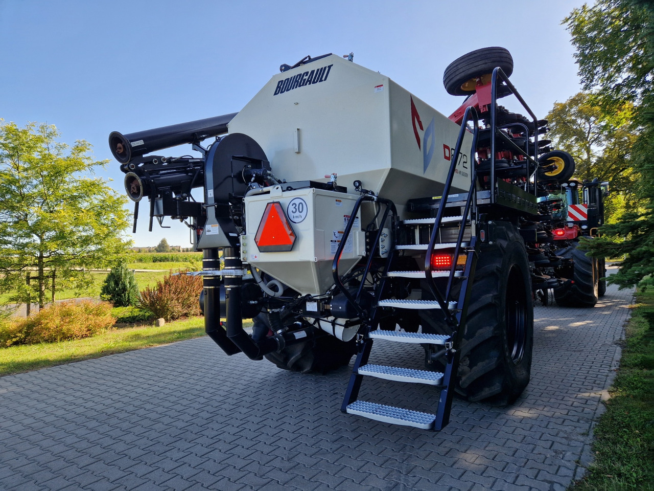 Bourgault CD 872-8 - Szemenkénti vetőgép: 2 kép. Bourgault CD 872-8 - Szemenkénti vetőgép: 2 kép.