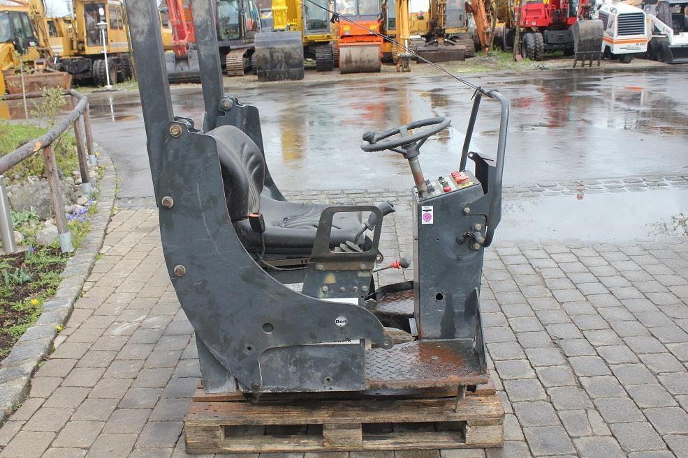 Bomag BW 100 AC 3 - Fülke és belső tér - Kombihenger: 1 kép. Bomag BW 100 AC 3 - Fülke és belső tér - Kombihenger: 1 kép.