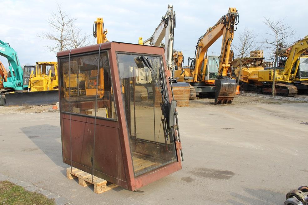 Case 1088 - Fülke - Építőipari gépek: 3 kép. Case 1088 - Fülke - Építőipari gépek: 3 kép.