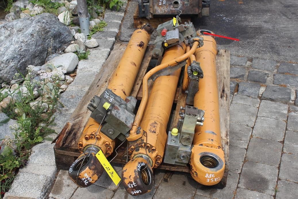 Case 788 LC - Hidraulikus henger - Építőipari gépek: 4 kép. Case 788 LC - Hidraulikus henger - Építőipari gépek: 4 kép.