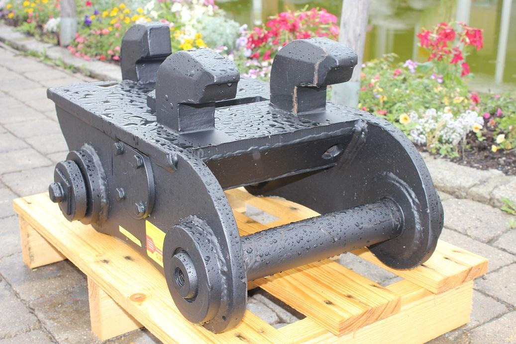 Caterpillar 206 - Gyorscsatlakozó: 2 kép. Caterpillar 206 - Gyorscsatlakozó: 2 kép.