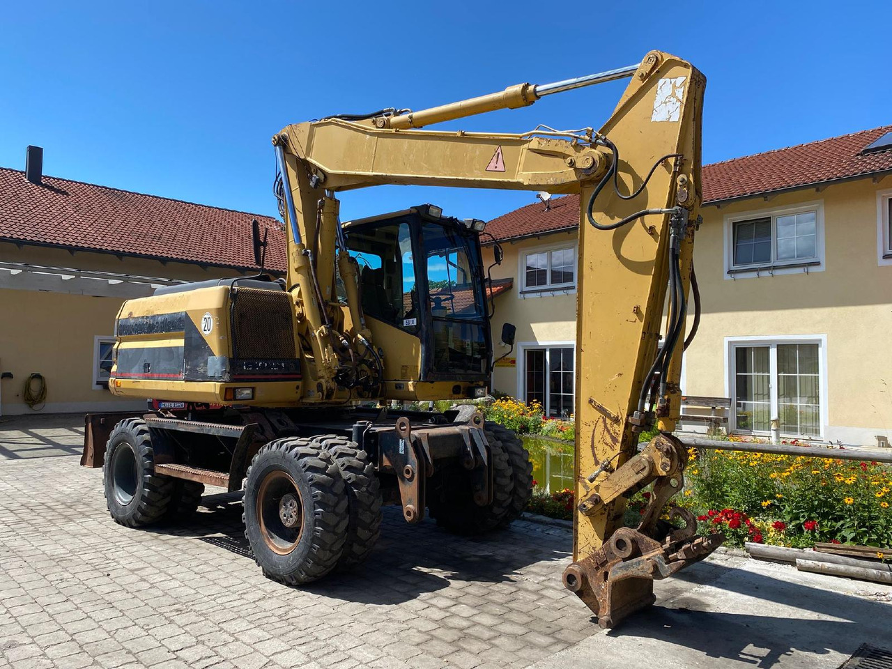 Caterpillar M 312 - Gumikerekes kotró: 1 kép. Caterpillar M 312 - Gumikerekes kotró: 1 kép.