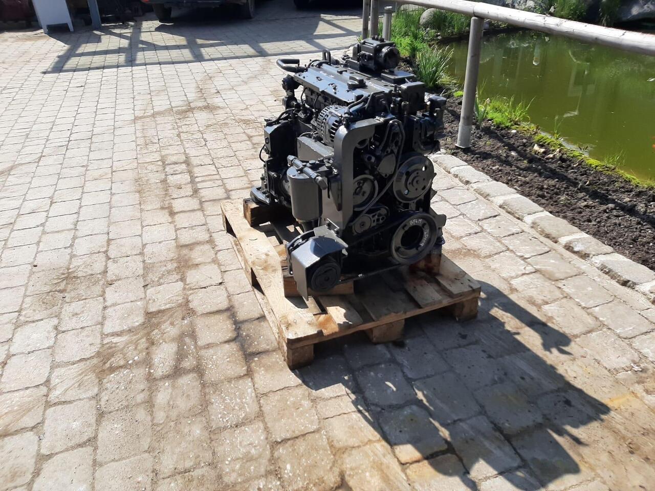 Deutz BF4M2012C aus Mecalac 714 - Motor - Építőipari gépek: 3 kép. Deutz BF4M2012C aus Mecalac 714 - Motor - Építőipari gépek: 3 kép.