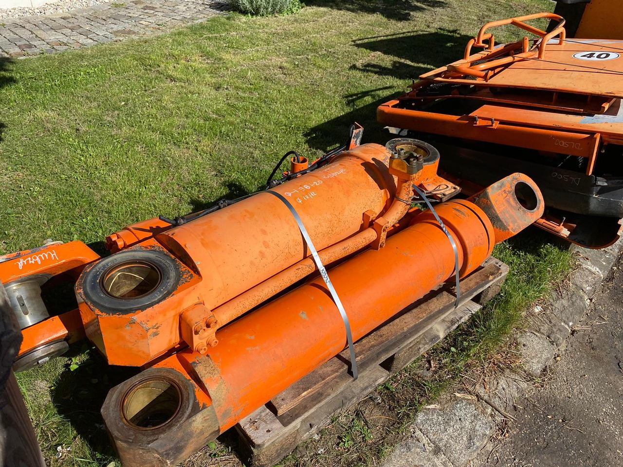 Hidraulikus henger - Építőipari gépek Doosan DL 500: 6 kép. Hidraulikus henger - Építőipari gépek Doosan DL 500: 6 kép.