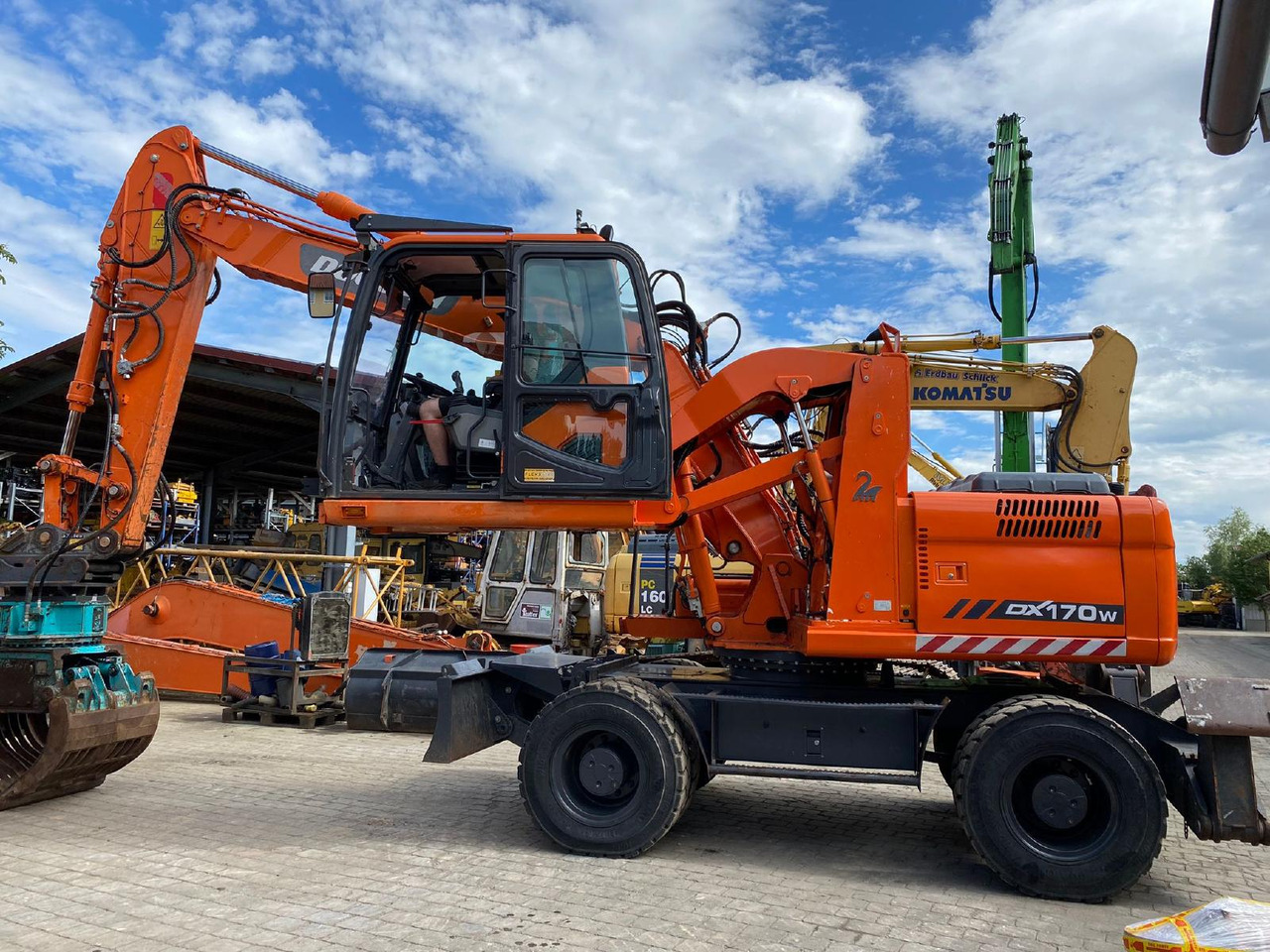 Doosan DX 170 W - Gumikerekes kotró: 4 kép. Doosan DX 170 W - Gumikerekes kotró: 4 kép.