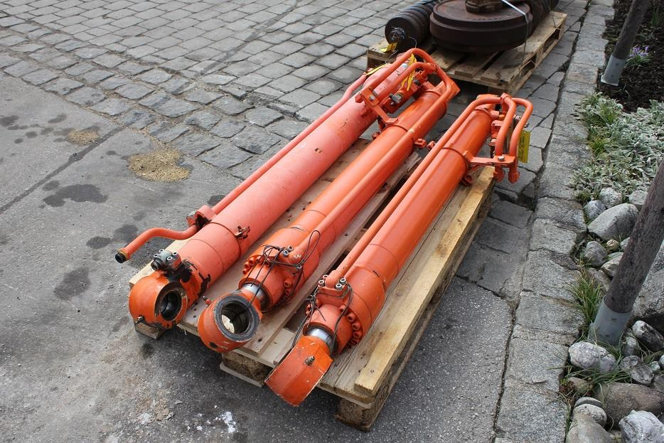 Fiat-Hitachi EX 165 - Hidraulikus henger - Építőipari gépek: 3 kép. Fiat-Hitachi EX 165 - Hidraulikus henger - Építőipari gépek: 3 kép.