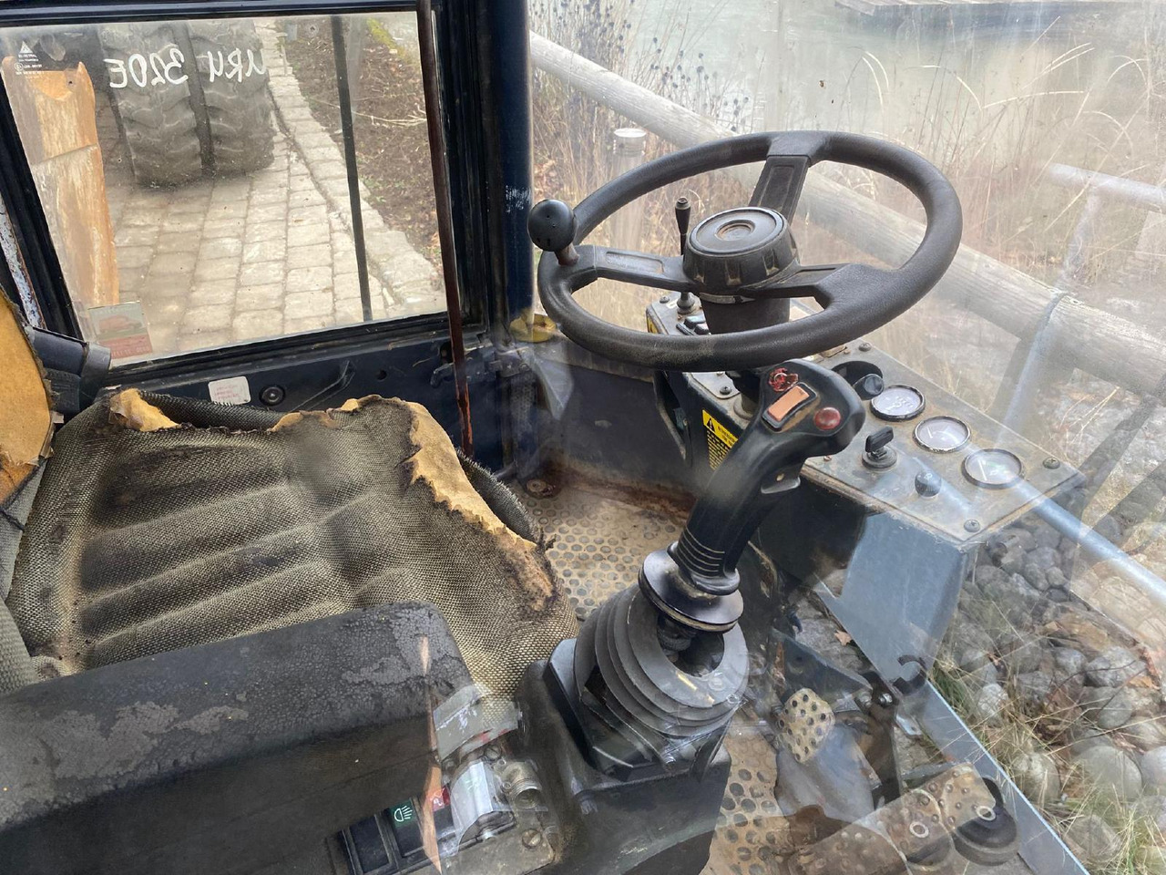 Furukawa 320 E - Fülke - Építőipari gépek: 3 kép. Furukawa 320 E - Fülke - Építőipari gépek: 3 kép.