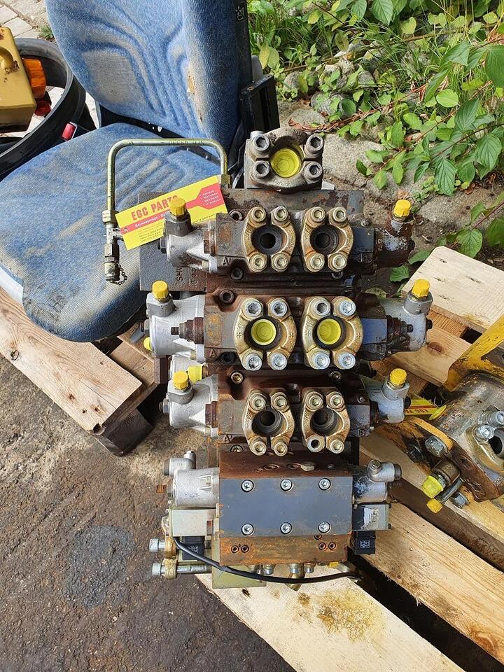 Furukawa 738 LS - Hidraulikus szelep - Építőipari gépek: 2 kép. Furukawa 738 LS - Hidraulikus szelep - Építőipari gépek: 2 kép.