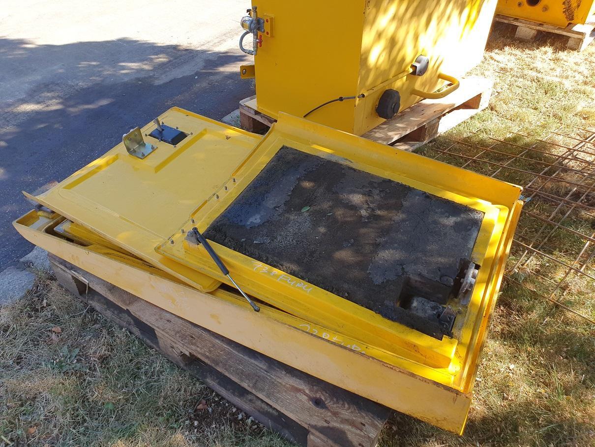 Furukawa 738 LS - Karosszéria és külső - Lánctalpas kotró: 4 kép. Furukawa 738 LS - Karosszéria és külső - Lánctalpas kotró: 4 kép.