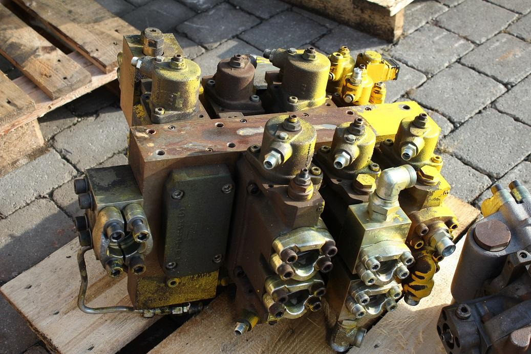 Furukawa W 735 - Hidraulikus szelep - Építőipari gépek: 3 kép. Furukawa W 735 - Hidraulikus szelep - Építőipari gépek: 3 kép.