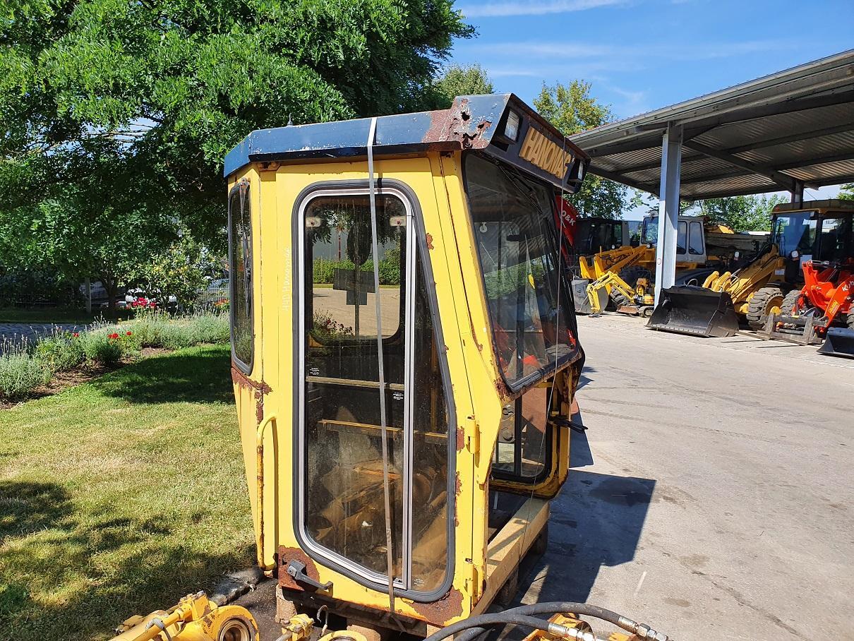 Hanomag 44D - Fülke - Gumikerekes homlokrakodó: 4 kép. Hanomag 44D - Fülke - Gumikerekes homlokrakodó: 4 kép.