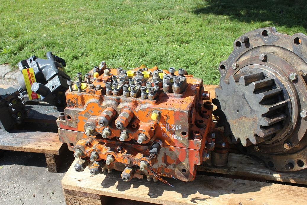 Hitachi FH 200-3 - Hidraulikus szelep - Építőipari gépek: 2 kép. Hitachi FH 200-3 - Hidraulikus szelep - Építőipari gépek: 2 kép.