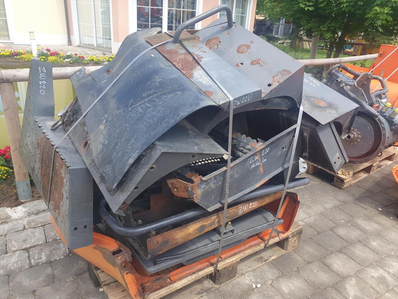 Hitachi ZW 220 - Karosszéria és külső - Gumikerekes homlokrakodó: 3 kép. Hitachi ZW 220 - Karosszéria és külső - Gumikerekes homlokrakodó: 3 kép.