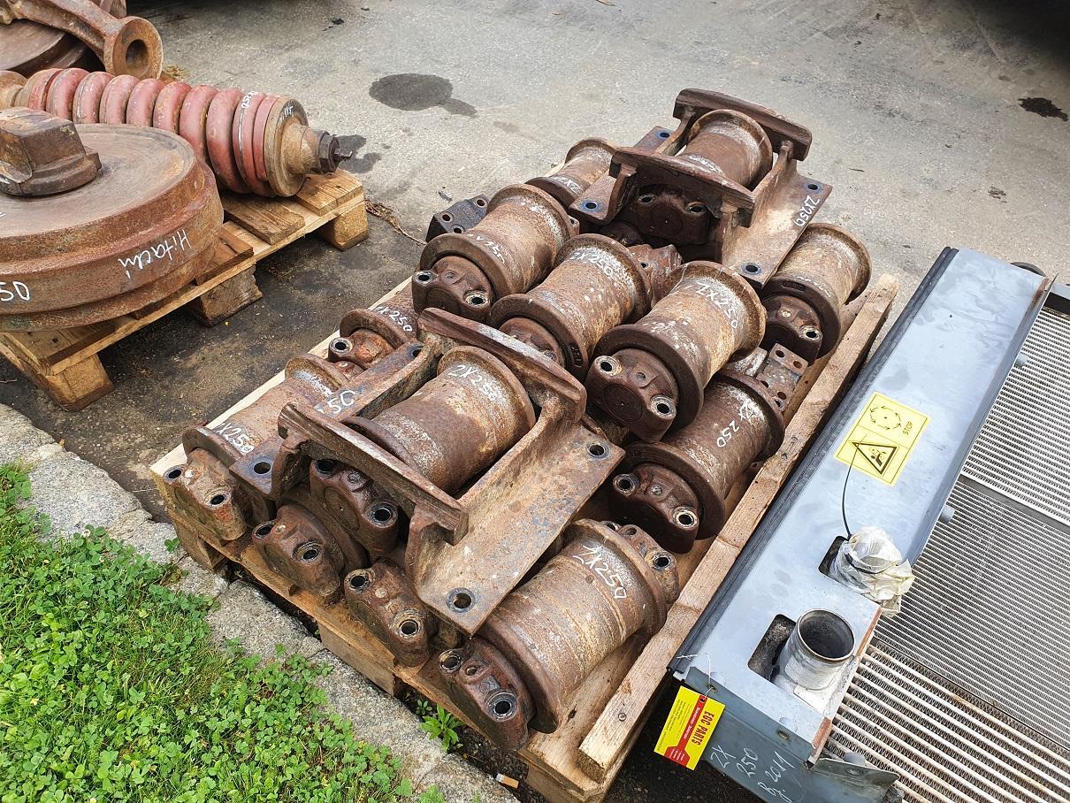 Hitachi ZX 250 LC N 3 - Lánctalp - Görgő - Lánctalpas kotró: 5 kép. Hitachi ZX 250 LC N 3 - Lánctalp - Görgő - Lánctalpas kotró: 5 kép.
