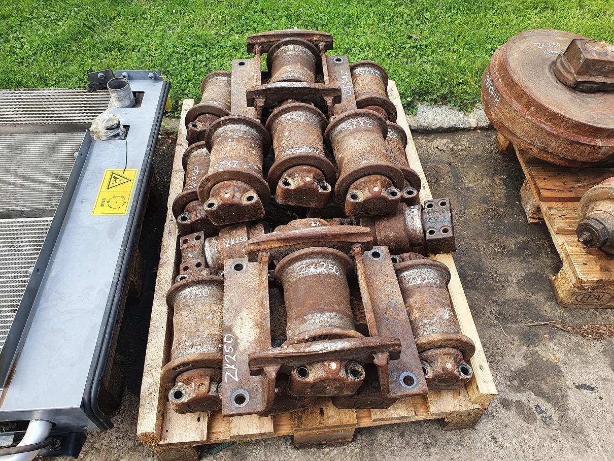 Hitachi ZX 250 LC N 3 - Lánctalp - Görgő - Lánctalpas kotró: 4 kép. Hitachi ZX 250 LC N 3 - Lánctalp - Görgő - Lánctalpas kotró: 4 kép.