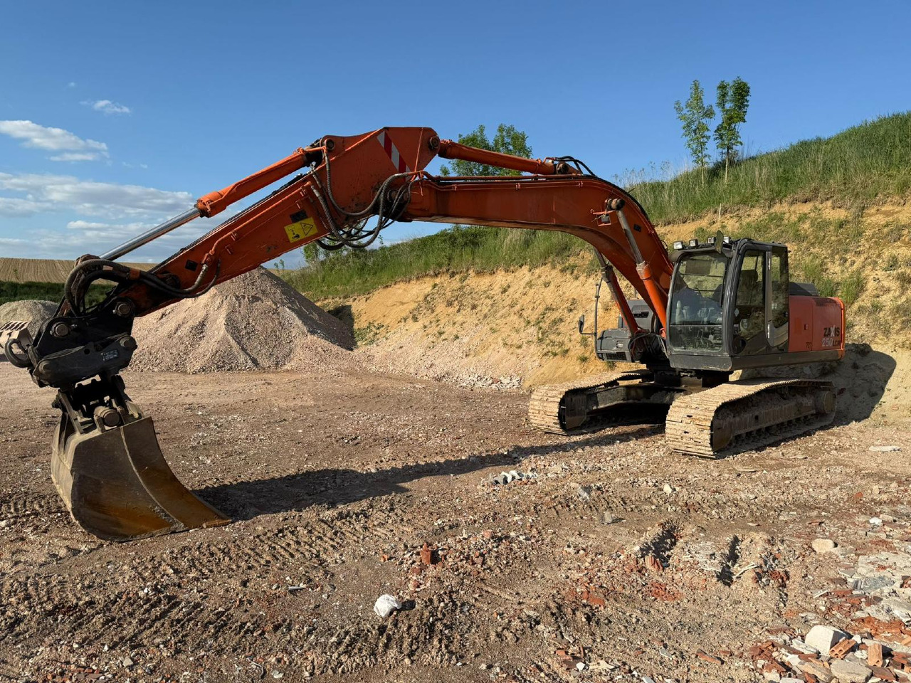 Hitachi ZX 250 LCN -3 - Lánctalpas kotró: 3 kép. Hitachi ZX 250 LCN -3 - Lánctalpas kotró: 3 kép.
