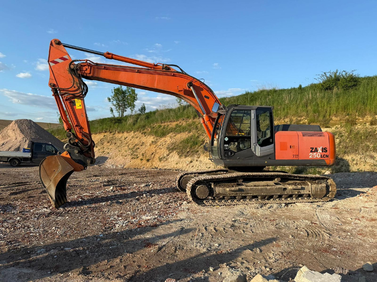Hitachi ZX 250 LCN -3 - Lánctalpas kotró: 5 kép. Hitachi ZX 250 LCN -3 - Lánctalpas kotró: 5 kép.