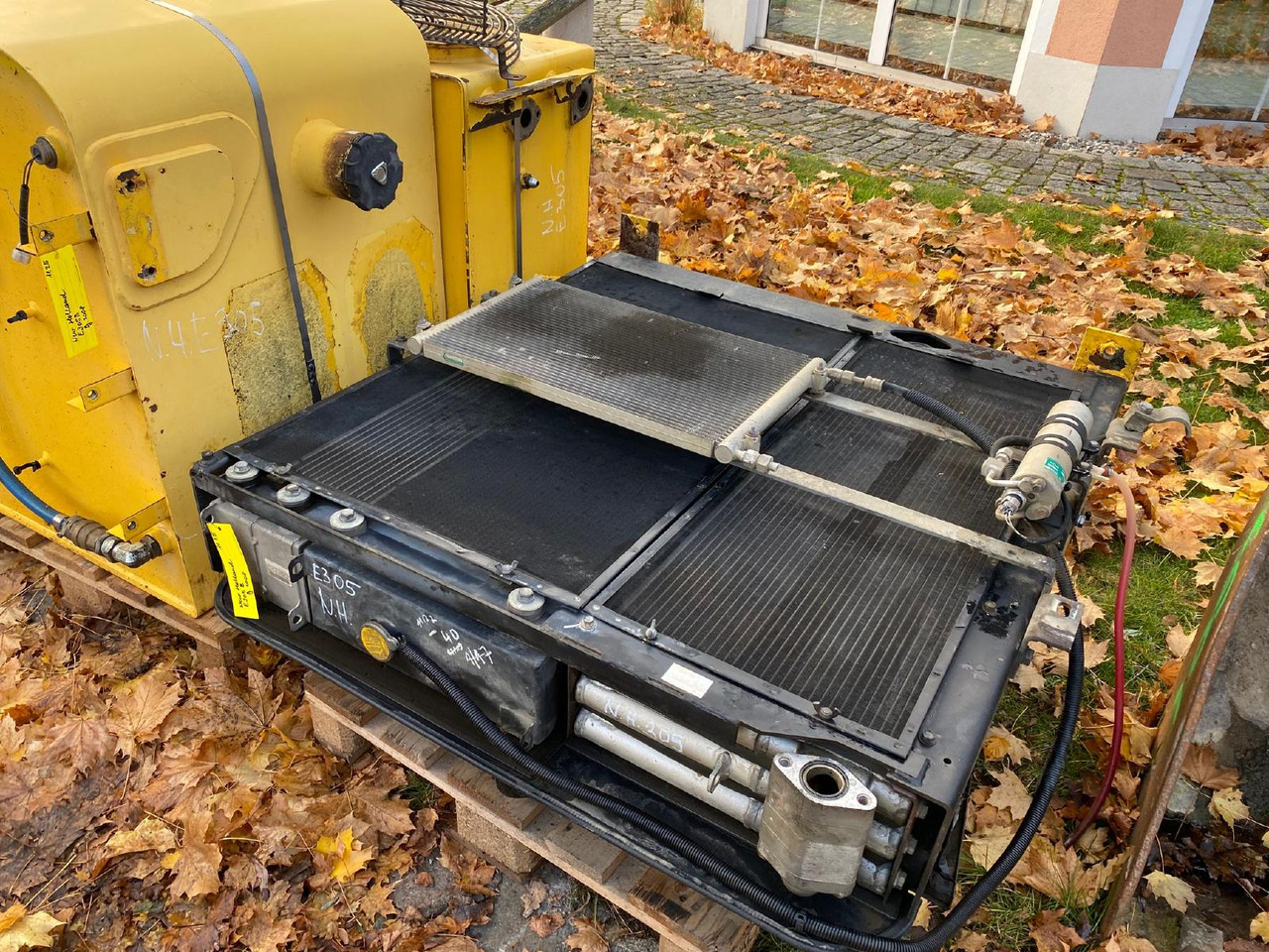 Holland E 305 - Hűtőrendszer - Építőipari gépek: 5 kép. Holland E 305 - Hűtőrendszer - Építőipari gépek: 5 kép.
