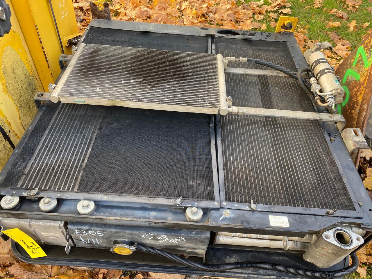 Holland E 305 - Hűtőrendszer - Építőipari gépek: 2 kép. Holland E 305 - Hűtőrendszer - Építőipari gépek: 2 kép.