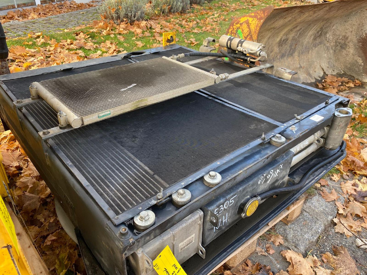 Holland E 305 - Hűtőrendszer - Építőipari gépek: 1 kép. Holland E 305 - Hűtőrendszer - Építőipari gépek: 1 kép.