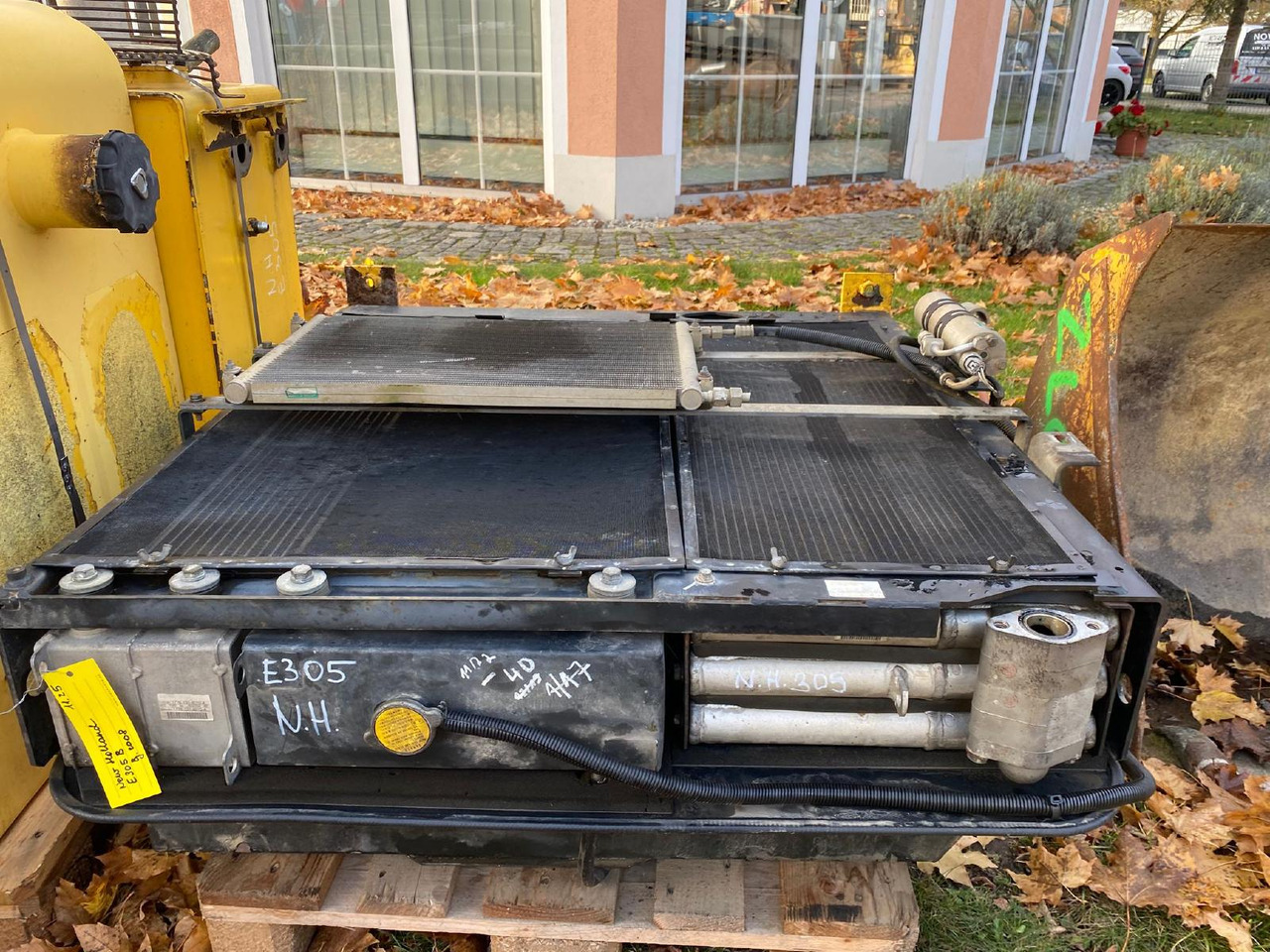 Holland E 305 - Hűtőrendszer - Építőipari gépek: 3 kép. Holland E 305 - Hűtőrendszer - Építőipari gépek: 3 kép.