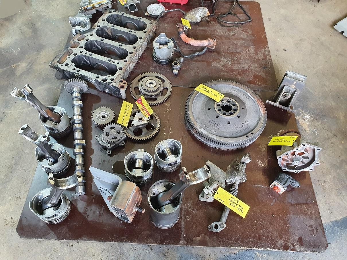 Isuzu 4HK 1X - Motorblokk - Teherautó: 2 kép. Isuzu 4HK 1X - Motorblokk - Teherautó: 2 kép.