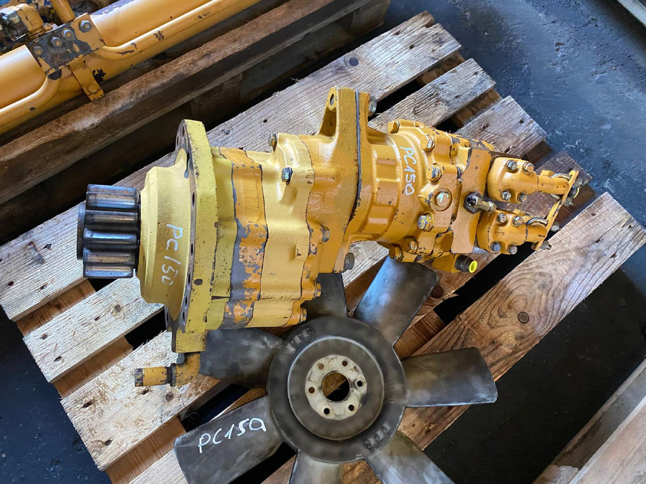 Komatsu PC 150 - Fordító motor - Építőipari gépek: 1 kép. Komatsu PC 150 - Fordító motor - Építőipari gépek: 1 kép.