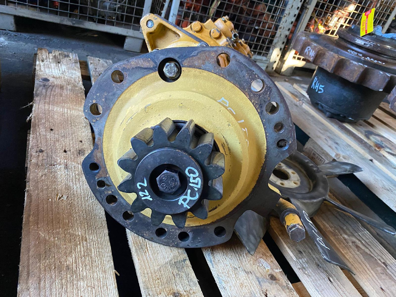 Komatsu PC 150 - Fordító motor - Építőipari gépek: 2 kép. Komatsu PC 150 - Fordító motor - Építőipari gépek: 2 kép.