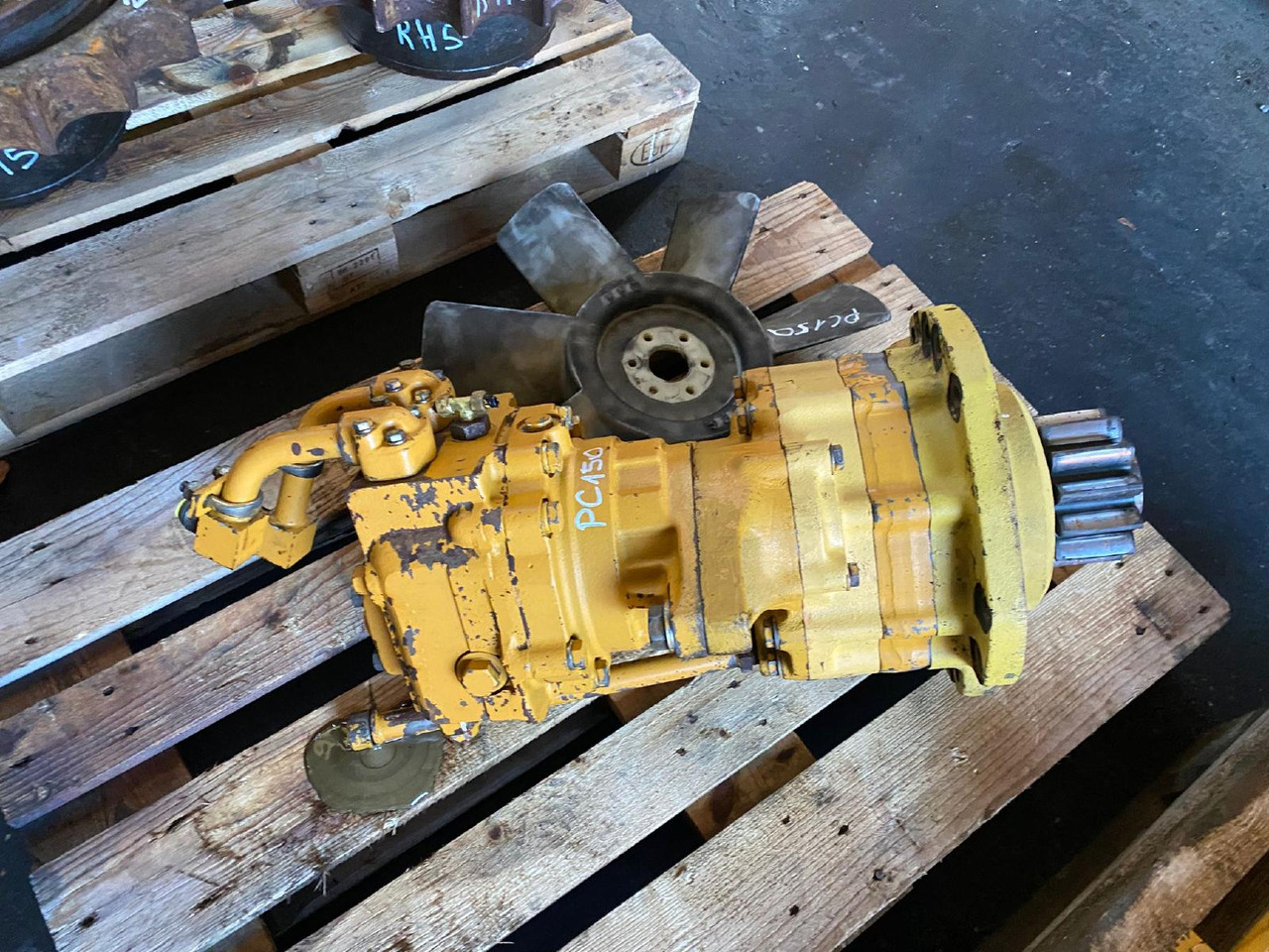 Komatsu PC 150 - Fordító motor - Építőipari gépek: 5 kép. Komatsu PC 150 - Fordító motor - Építőipari gépek: 5 kép.