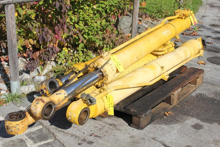 Komatsu PC 240 - Hidraulikus henger - Építőipari gépek: 2 kép. Komatsu PC 240 - Hidraulikus henger - Építőipari gépek: 2 kép.