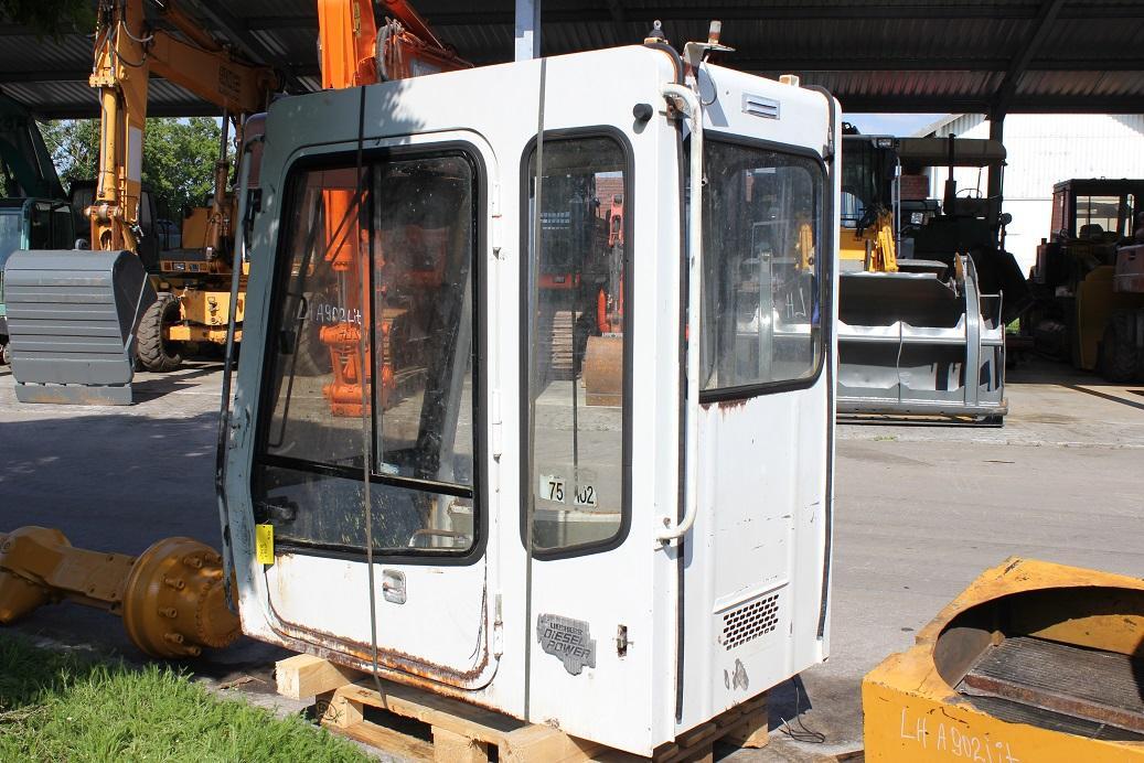 Liebherr A 902 LIT - Fülke - Építőipari gépek: 2 kép. Liebherr A 902 LIT - Fülke - Építőipari gépek: 2 kép.