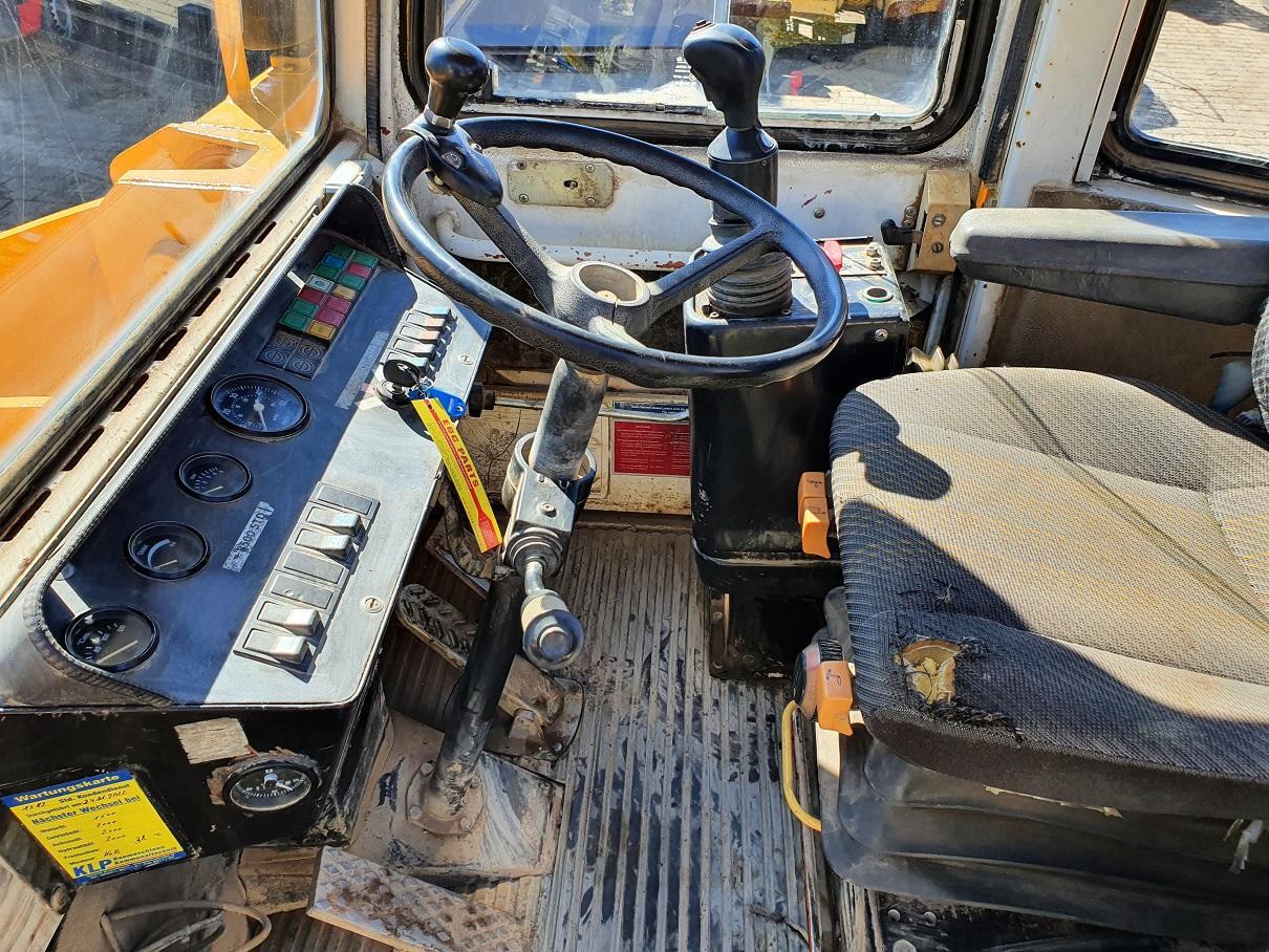 Liebherr L 521 - Gumikerekes homlokrakodó: 5 kép. Liebherr L 521 - Gumikerekes homlokrakodó: 5 kép.