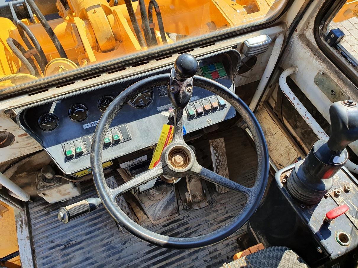 Liebherr L 521 - Gumikerekes homlokrakodó: 3 kép. Liebherr L 521 - Gumikerekes homlokrakodó: 3 kép.