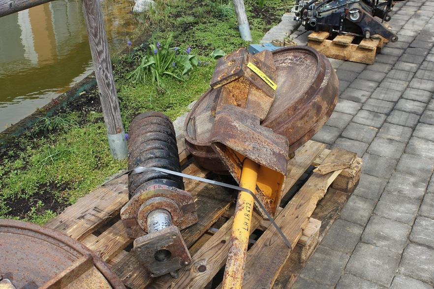 Liebherr LR 622 - Járószerkezet alkatrészek - Építőipari gépek: 4 kép. Liebherr LR 622 - Járószerkezet alkatrészek - Építőipari gépek: 4 kép.