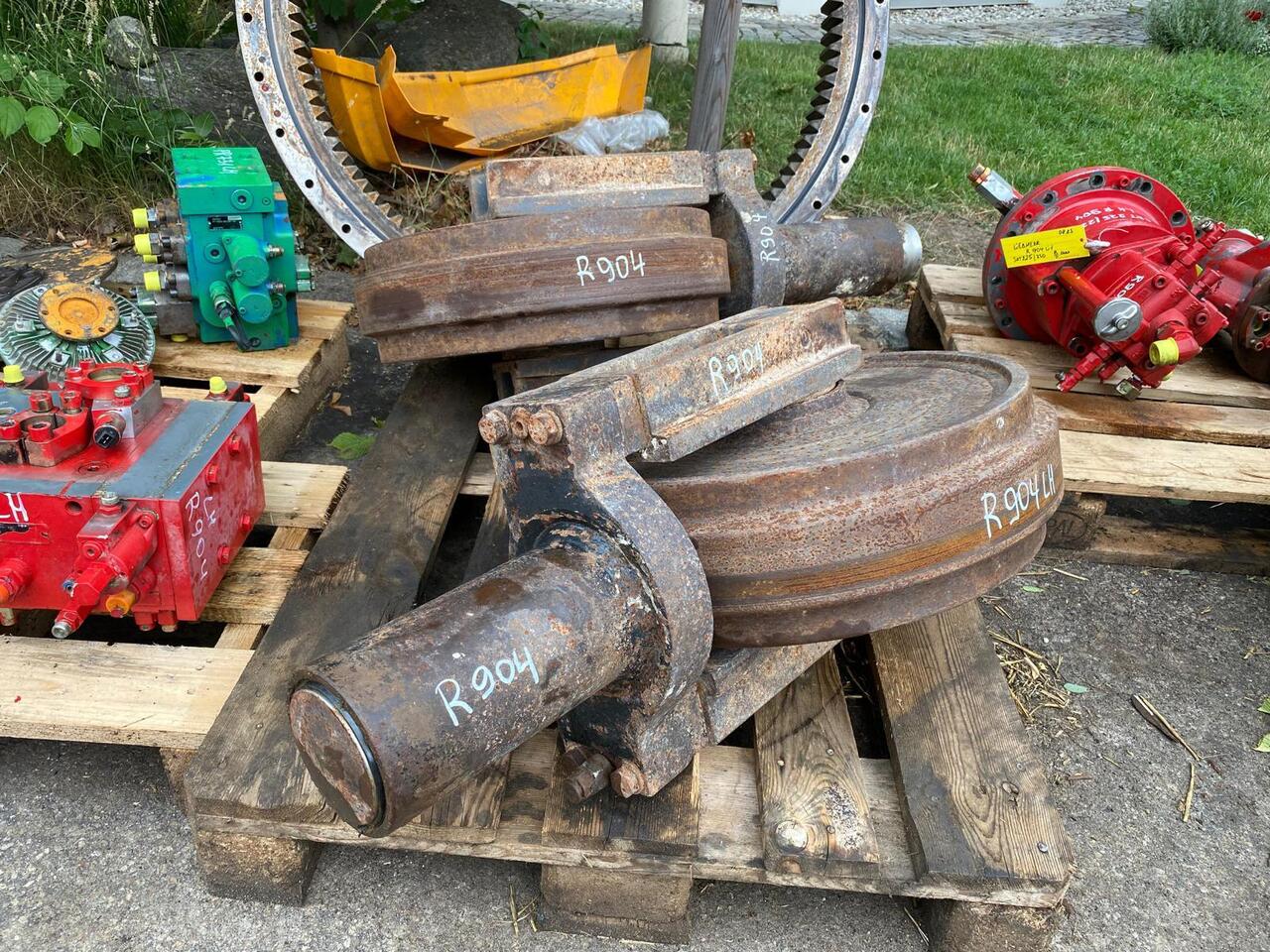 Liebherr R 904 - Járószerkezet alkatrészek - Építőipari gépek: 2 kép. Liebherr R 904 - Járószerkezet alkatrészek - Építőipari gépek: 2 kép.