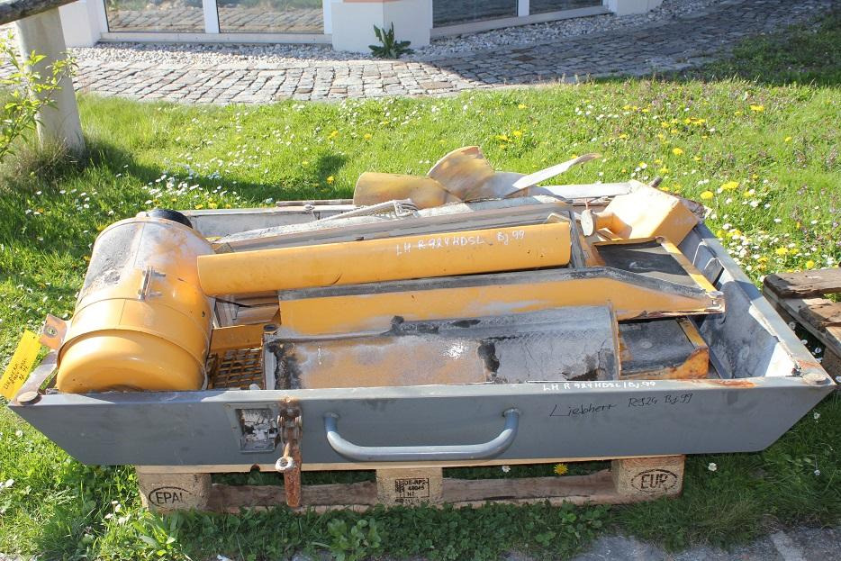 Liebherr R 924 HDSL - Karosszéria és külső - Építőipari gépek: 2 kép. Liebherr R 924 HDSL - Karosszéria és külső - Építőipari gépek: 2 kép.