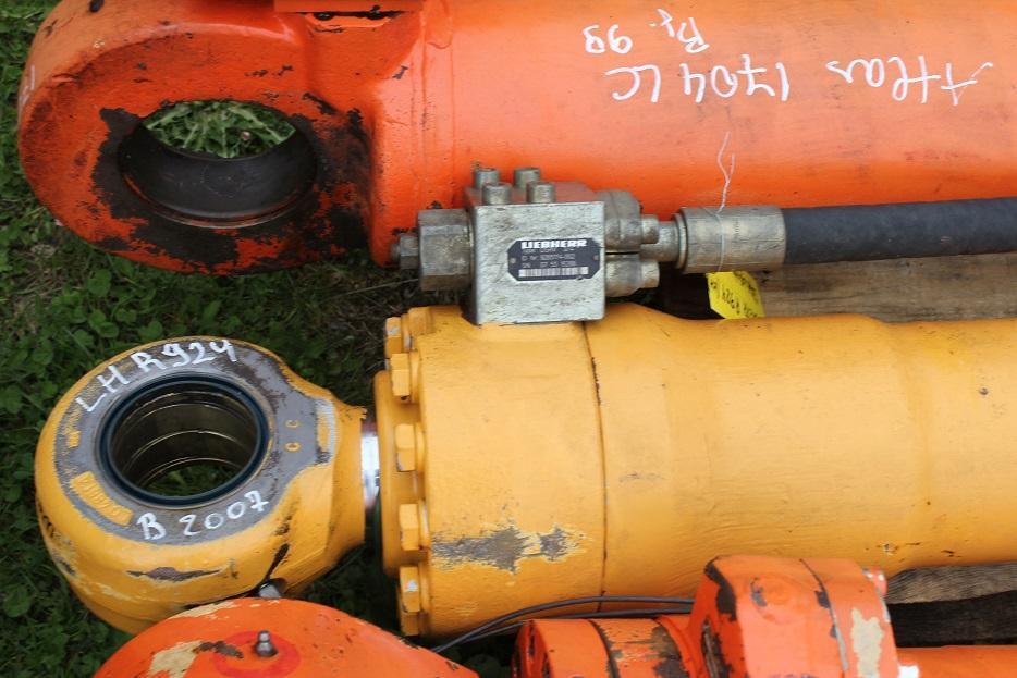 Liebherr R 924 compact - Hidraulikus henger - Építőipari gépek: 2 kép. Liebherr R 924 compact - Hidraulikus henger - Építőipari gépek: 2 kép.