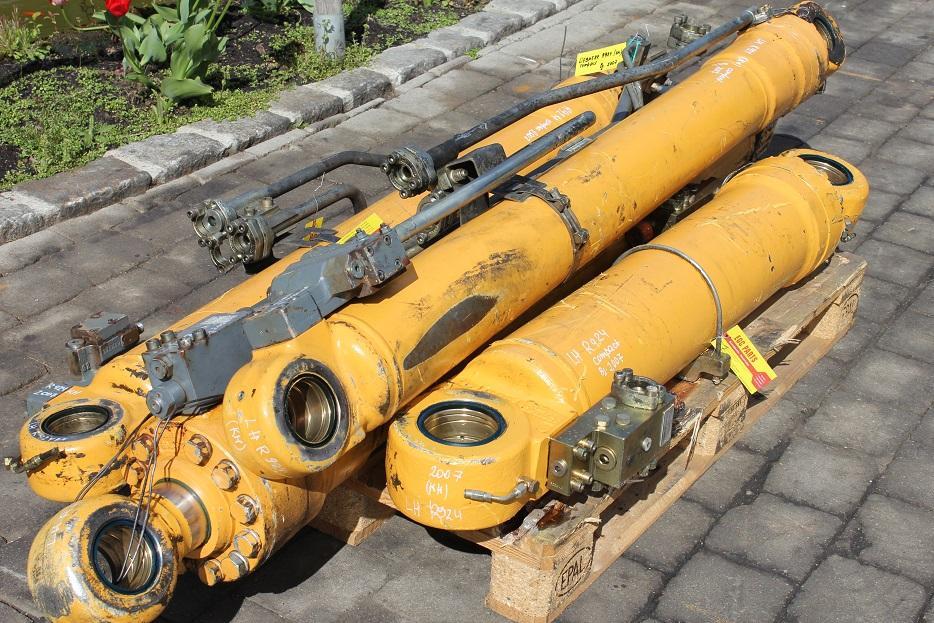 Liebherr R 924 compact - Hidraulikus henger - Építőipari gépek: 3 kép. Liebherr R 924 compact - Hidraulikus henger - Építőipari gépek: 3 kép.