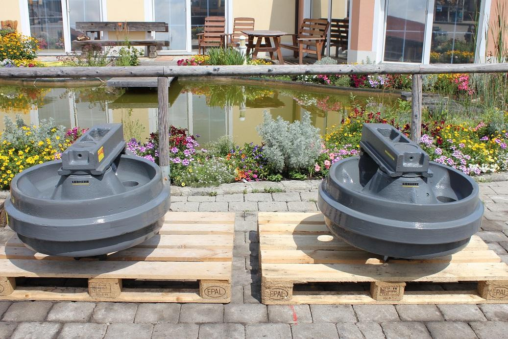 Liebherr R 974 - Járószerkezet alkatrészek - Építőipari gépek: 5 kép. Liebherr R 974 - Járószerkezet alkatrészek - Építőipari gépek: 5 kép.