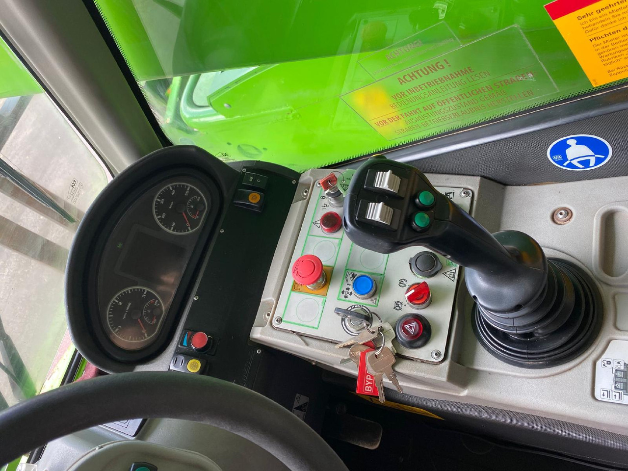 Teleszkópos rakodó Merlo P 38.13: 6 kép. Teleszkópos rakodó Merlo P 38.13: 6 kép.