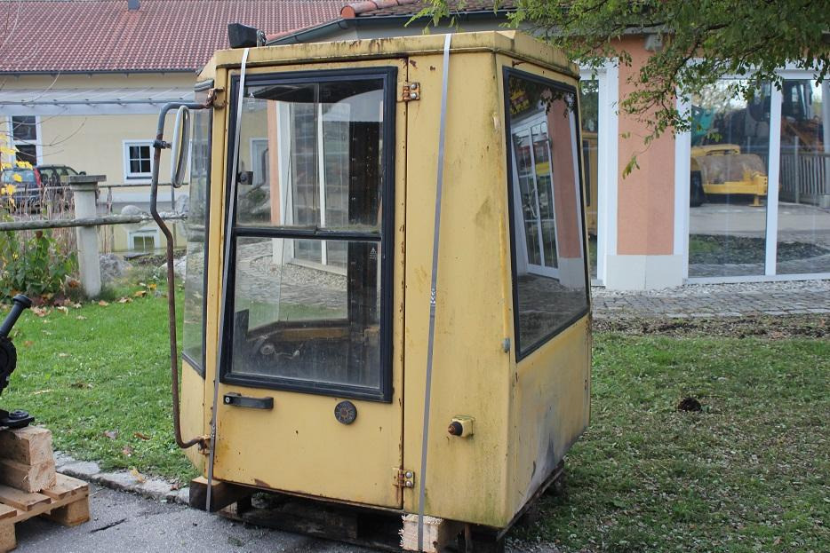 Schaeff-Zeppelin ZL 12B - Fülke - Építőipari gépek: 2 kép. Schaeff-Zeppelin ZL 12B - Fülke - Építőipari gépek: 2 kép.