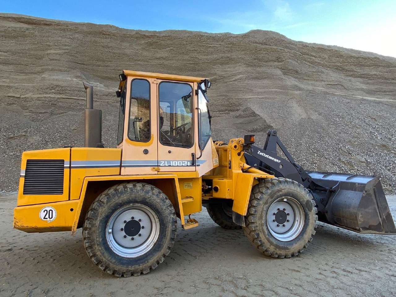 Zettelmeyer ZL 1002 - Gumikerekes homlokrakodó: 3 kép. Zettelmeyer ZL 1002 - Gumikerekes homlokrakodó: 3 kép.