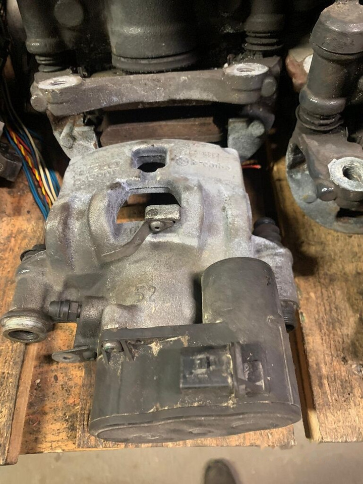 Brembo elektryczne D43901 Iveco Daily prawy, lewy, tył 2019- D43901 - Féknyereg - Teherautó: 5 kép. Brembo elektryczne D43901 Iveco Daily prawy, lewy, tył 2019- D43901 - Féknyereg - Teherautó: 5 kép.