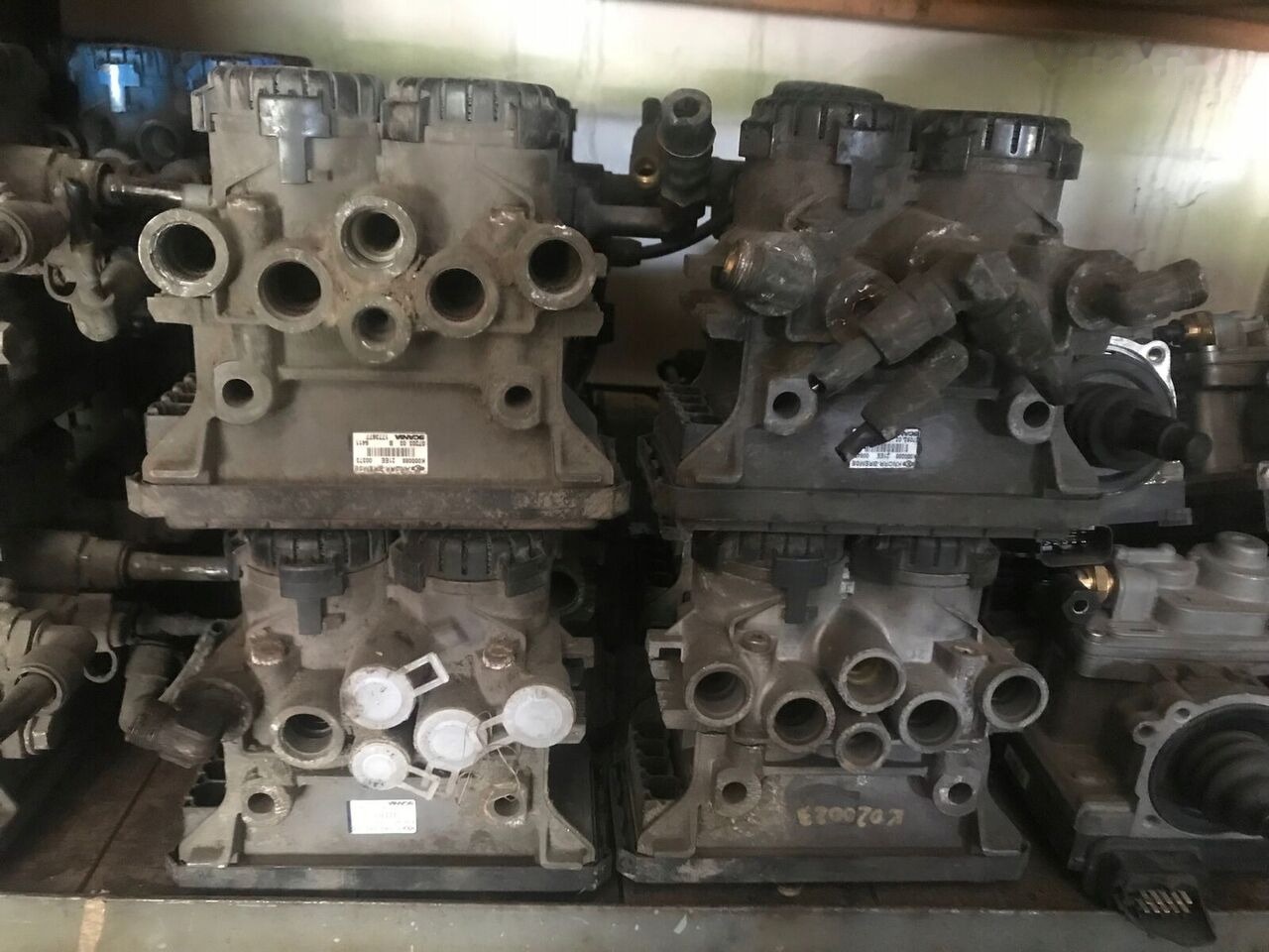 Knorr-Bremse K001411 Volvo FM FH Renault - Fékszelep - Teherautó: 4 kép. Knorr-Bremse K001411 Volvo FM FH Renault - Fékszelep - Teherautó: 4 kép.