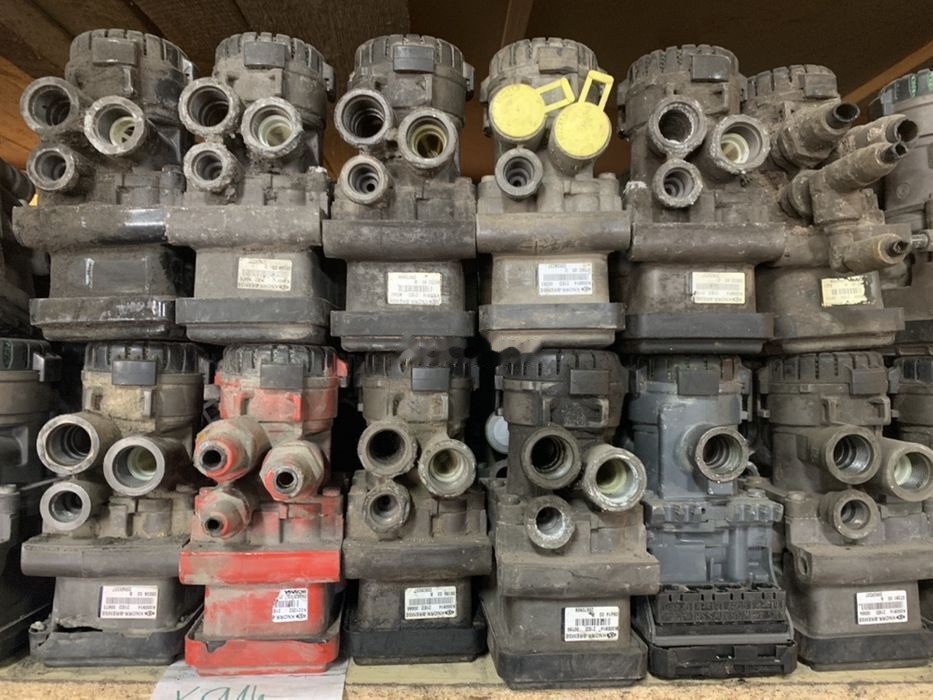 Knorr-Bremse Przód K000085 K000913 Scania Volvo RENAULT MAN K000913 K000085 K000914 - Fékszelep - Teherautó: 1 kép. Knorr-Bremse Przód K000085 K000913 Scania Volvo RENAULT MAN K000913 K000085 K000914 - Fékszelep - Teherautó: 1 kép.