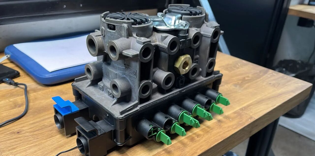 Nowy Zawór Haldex Modulator EBS EB+ GEN3 4S/2M 5AUX 823008001 St 823008001 - Fékszelep - Teherautó: 1 kép. Nowy Zawór Haldex Modulator EBS EB+ GEN3 4S/2M 5AUX 823008001 St 823008001 - Fékszelep - Teherautó: 1 kép.
