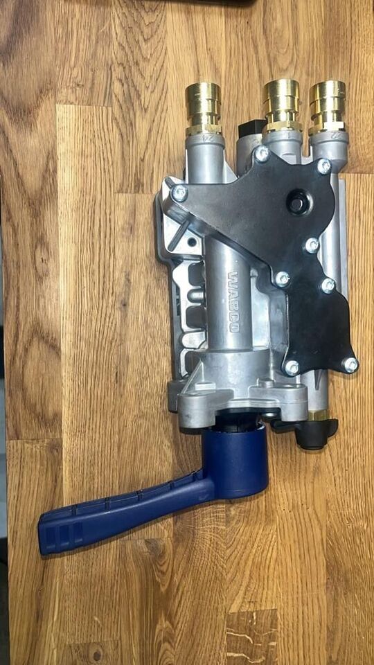 Nowy Zawór Sterowania Platformy Naczepy WABCO 4630905000 ETASC D 4630905000 - Hidraulikus szelep - Teherautó: 1 kép. Nowy Zawór Sterowania Platformy Naczepy WABCO 4630905000 ETASC D 4630905000 - Hidraulikus szelep - Teherautó: 1 kép.