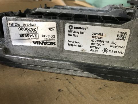 Scania Euro 6 S8 2428092 Scania truck - ECU - Teherautó: 2 kép. Scania Euro 6 S8 2428092 Scania truck - ECU - Teherautó: 2 kép.