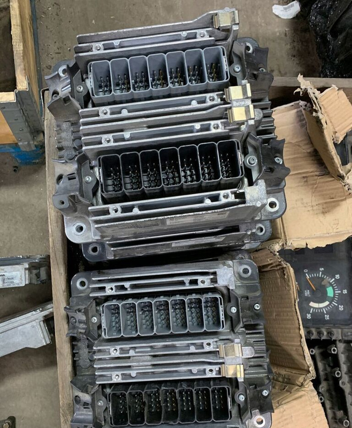 Silnika DC13147 E6 450 Scania - ECU - Teherautó: 2 kép. Silnika DC13147 E6 450 Scania - ECU - Teherautó: 2 kép.